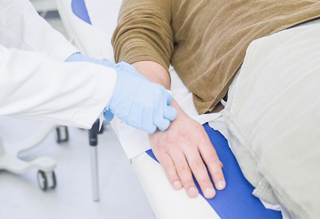 Blutabnahme durch Diätassistentin