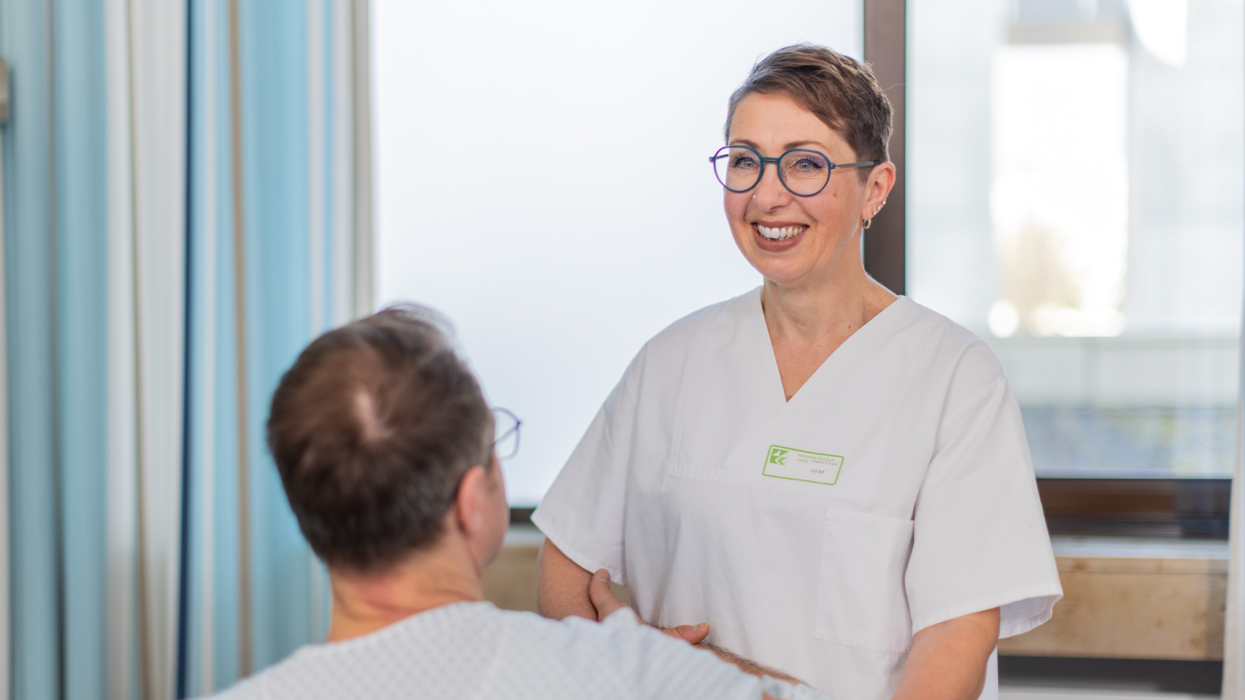 Titelbild Gesundheits- und Krankenpflegehelferin und -helfer