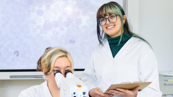 Kampagnenmotiv Medizinische Technologin und Medizinischer Technologe für Laboratoriumsanalytik (MT-LA)