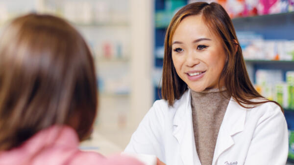 Kampagnenmotiv Pharmazeutisch-technische Assistentin und Pharmazeutisch-technischer Assistent (PTA)